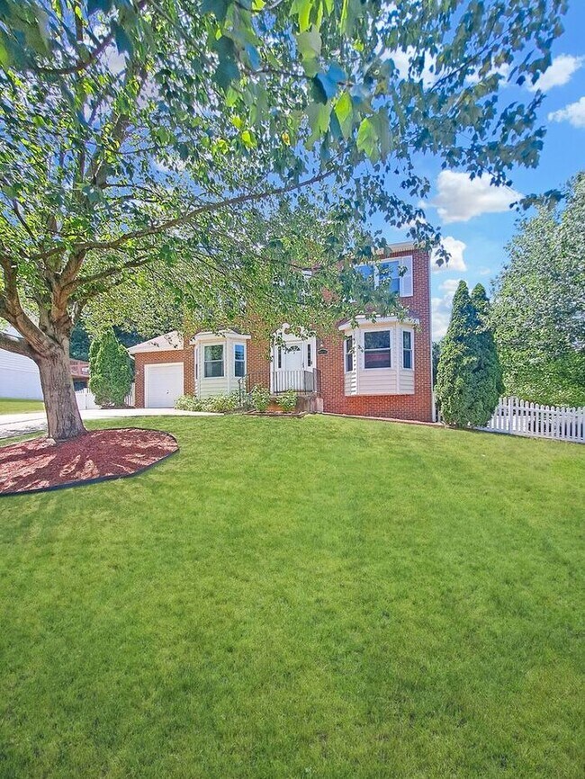 Building Photo - Amazing 4 Bedroom, 4 Bath SFH Corner Lot, ...