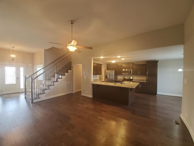 Building Photo - $2100 Executive 3 Bed 2.5 Bath with Bonus ...