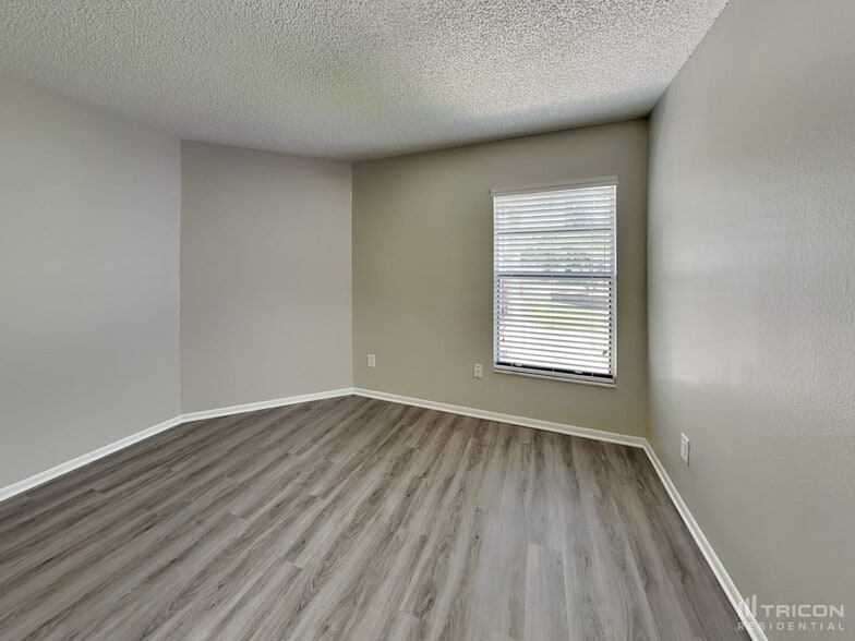 Building Photo - 860 N Lake Sterling Ct
