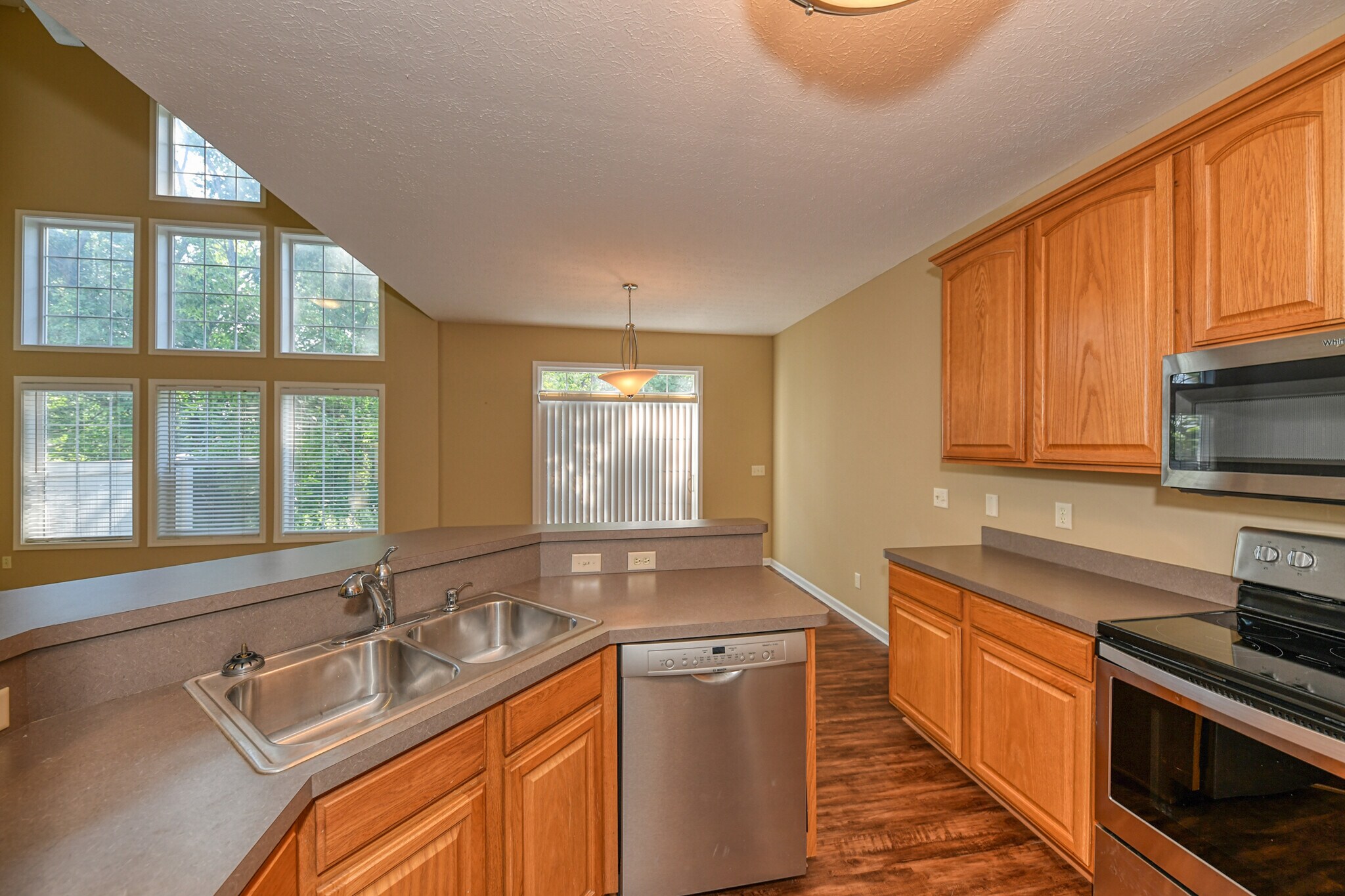 Building Photo - 5845 Crescent Ridge Dr