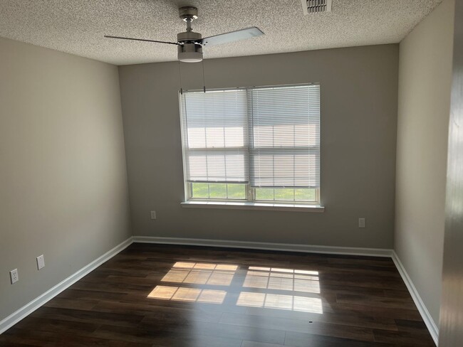 Building Photo - **FALL MOVE-IN SPECIAL: $500 OFF 1st MONTH...