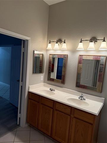 Building Photo - 10810 Camelot Dr