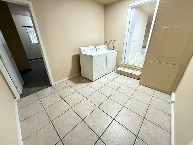 Building Photo - 1608-1610 N Brooklane St