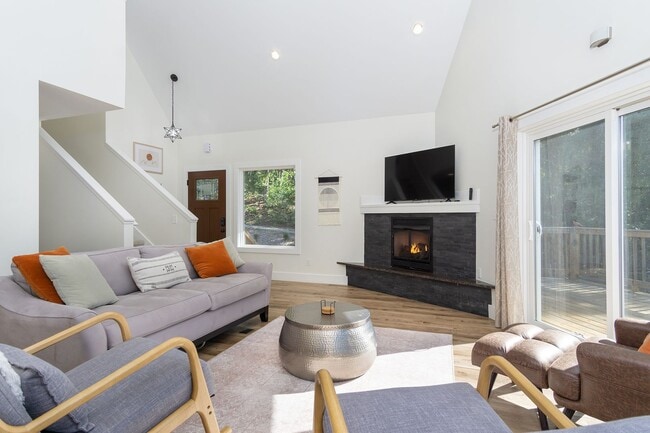 Building Photo - Candler Rental!