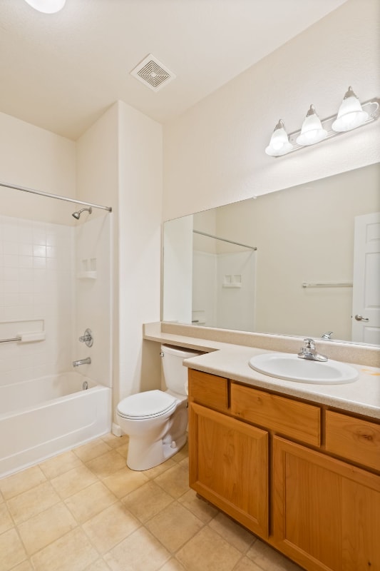 Building Photo - 5201 Laguna Oaks Dr