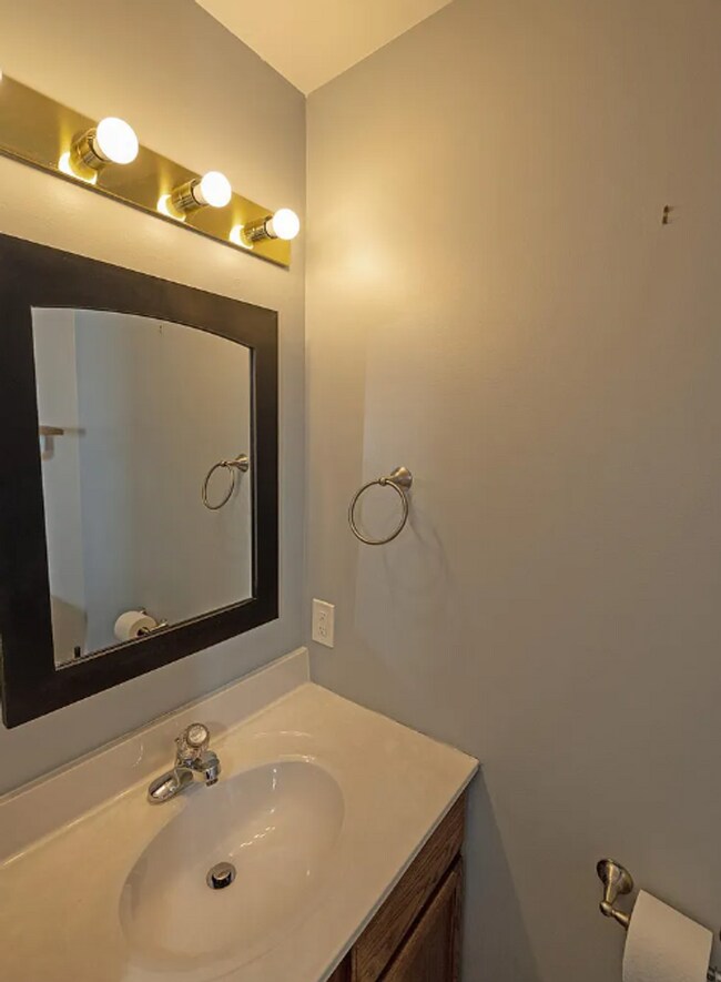 Building Photo - 2 Bedroom Home