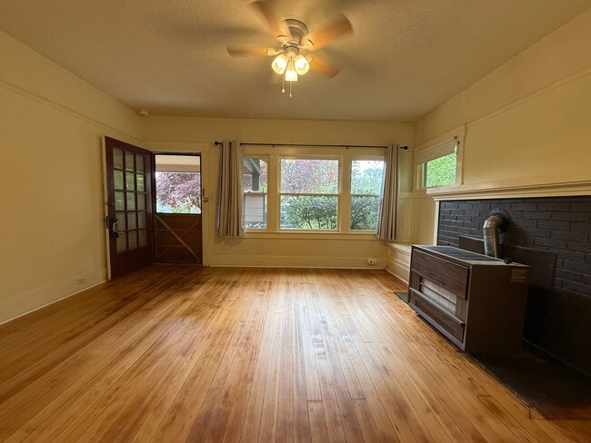 Building Photo - Charming, One bedroom duplex in Prime Ashland location | Available Now!