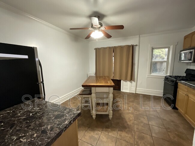 Building Photo - 2006 Holly St