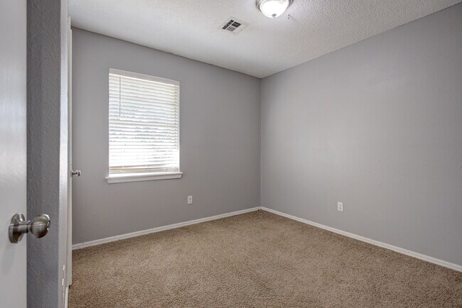 Building Photo - 916 S Patterson Dr