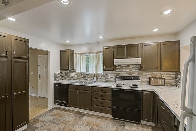 Building Photo - 4 bed/ 2 bath house on 145th St!