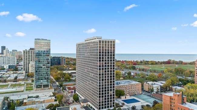 Building Photo - 4343 N Clarendon Ave