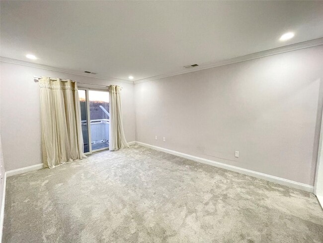 Building Photo - 241 Oak Park Dr