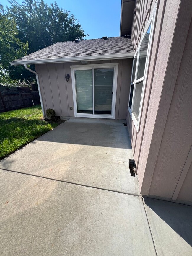 Building Photo - 2BD/2BATH - BEAUTIFUL NORTHWEST HOME W/2 C...