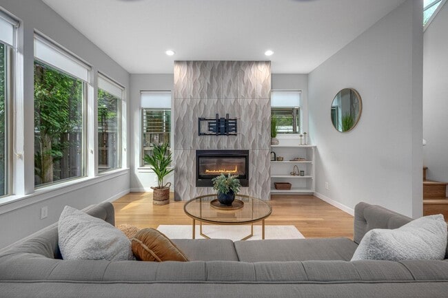 Building Photo - Modern Elegance! Eastmoreland Stunner! Pre...