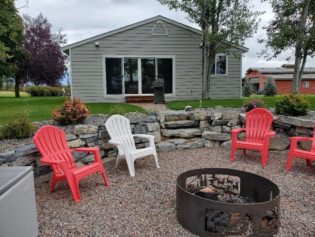 Building Photo - Avail Sept 14th thru May 31st.  Fully furnished w/ internet & utilities included