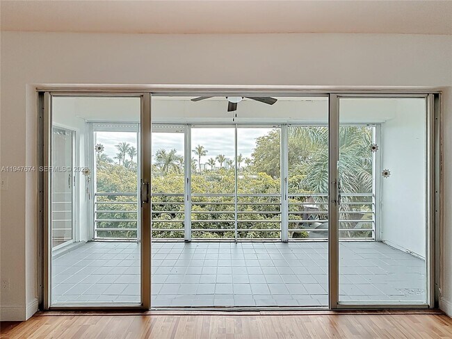 Building Photo - 1000 NE 14th Ave