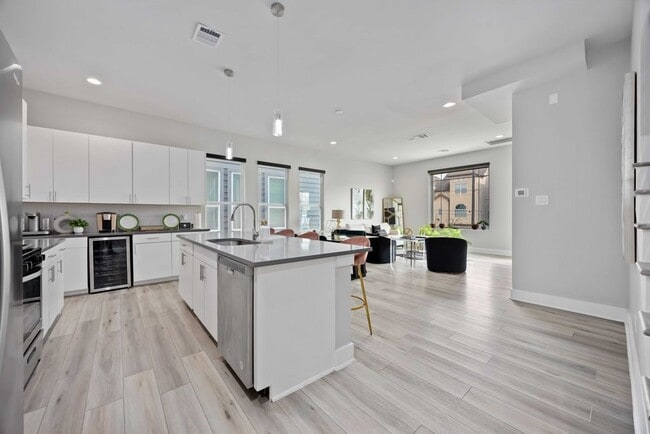 Building Photo - 705 Gregg St