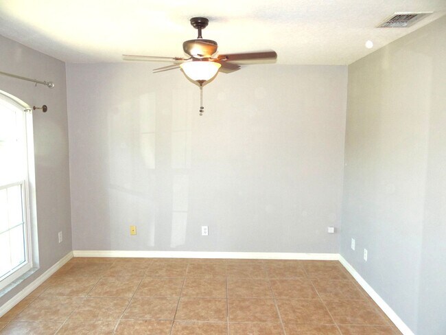 Building Photo - 4 bedroom & 2 bath home off of Bloomingdale Ave.