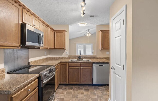Building Photo - 141 Clover Valley Dr