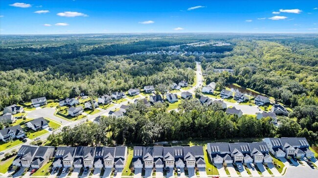 Building Photo - The Commons Stunning Townhome - 3 Bed 2.5 ...