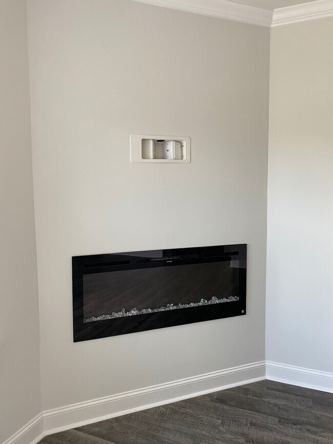 Electric fireplace - 78 Horizon Ln