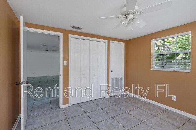 Building Photo - 1805 N Taylor Rd