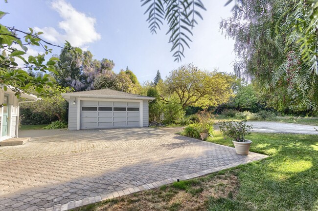 Building Photo - Private Downtown Los Altos Home