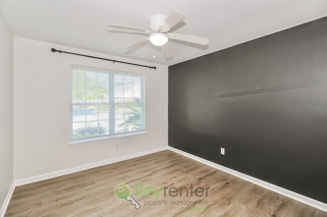 Building Photo - $500 Off 1st Month's Rent - 2 Bdrm/ 2 Bath, Townhome in Wilmington