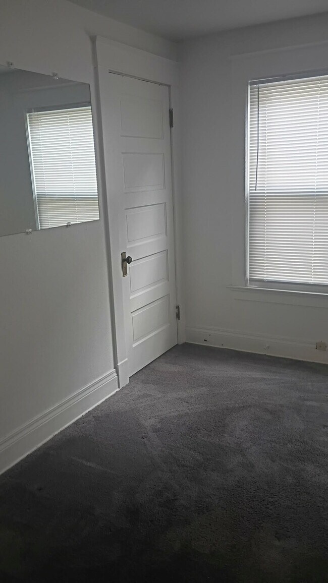 Building Photo - 1122 Pinewood Ave