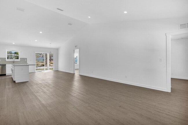 Building Photo - 706 S Brevard St