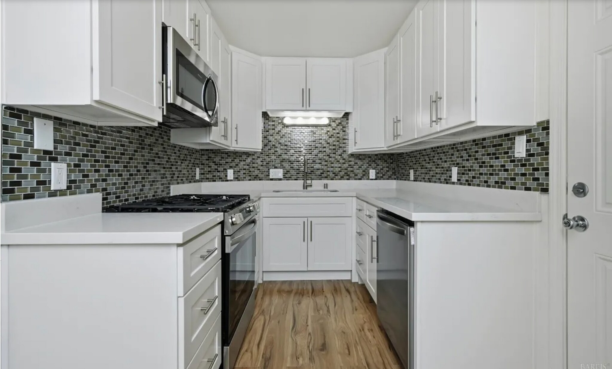 Kitchen - 340 College Ave