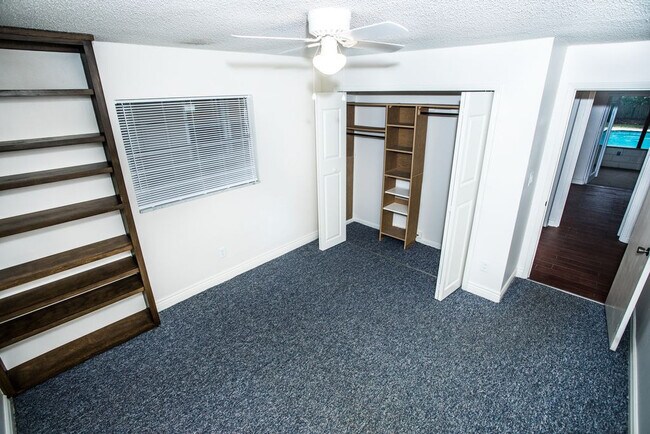 Building Photo - 3 Bedroom, 2 Bath Single Family Pool Home ...