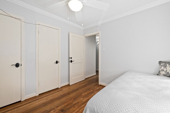 Building Photo - 4018 Blue Bonnet Blvd