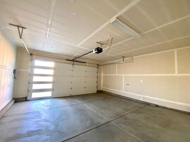 Building Photo - $2,195, 3 Bedroom In Gated Community with ...