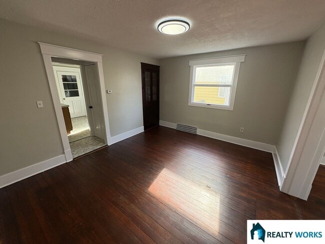 Building Photo - 3 Bedroom Home Close to Campus!