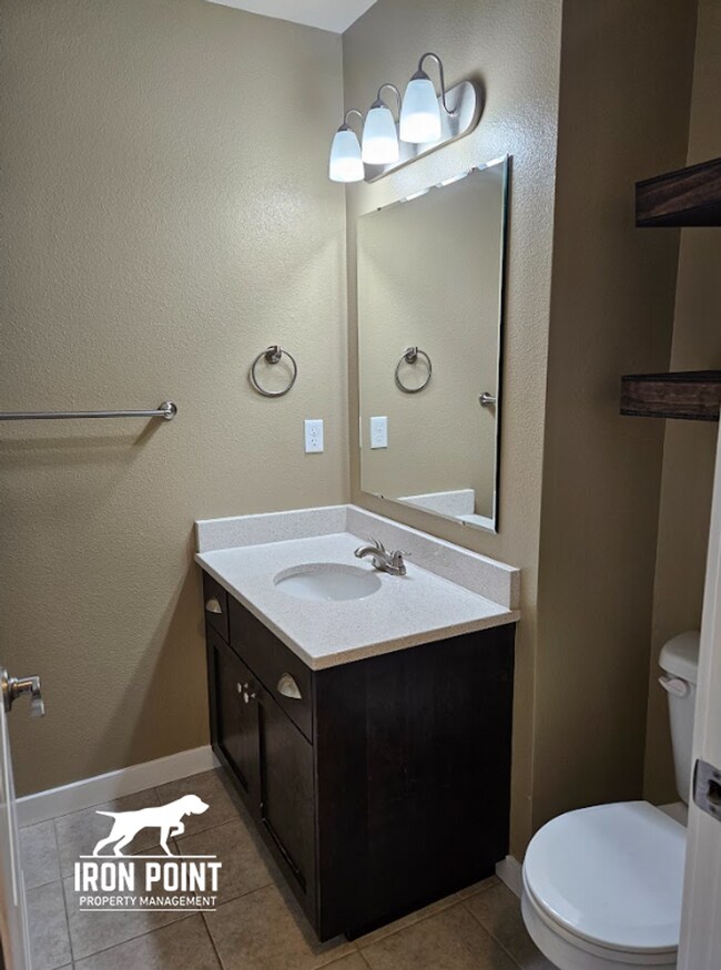 Building Photo - 3bed/2.5 bath Townhome in Boise w/2 Car Garage, Community Pool & Fitness Center