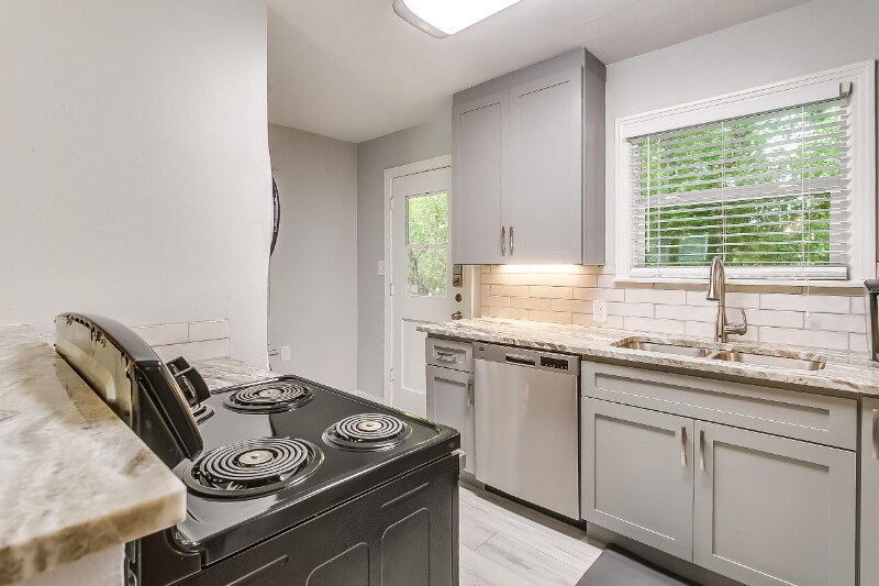 Building Photo - 4704 Collinwood Ave