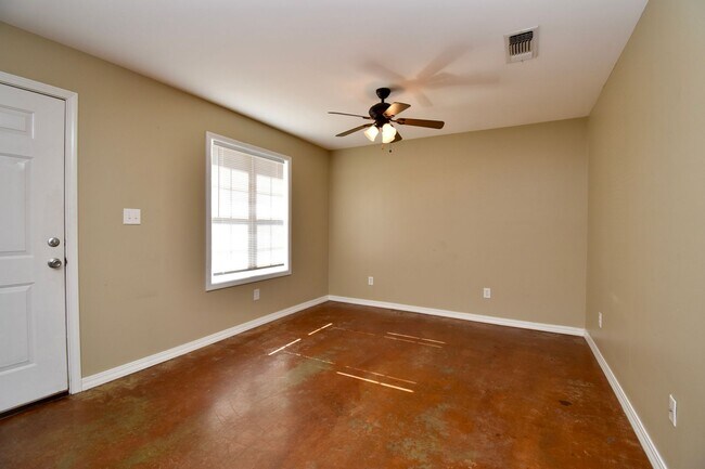 Building Photo - 1/2 Off First Months Rent!
