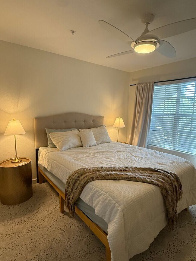 Building Photo - SEASONAL RENTAL - Downtown Sarasota Renovated Waterfront Condo