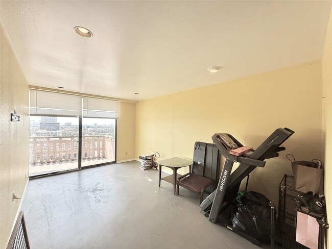 Building Photo - 2016 Main St