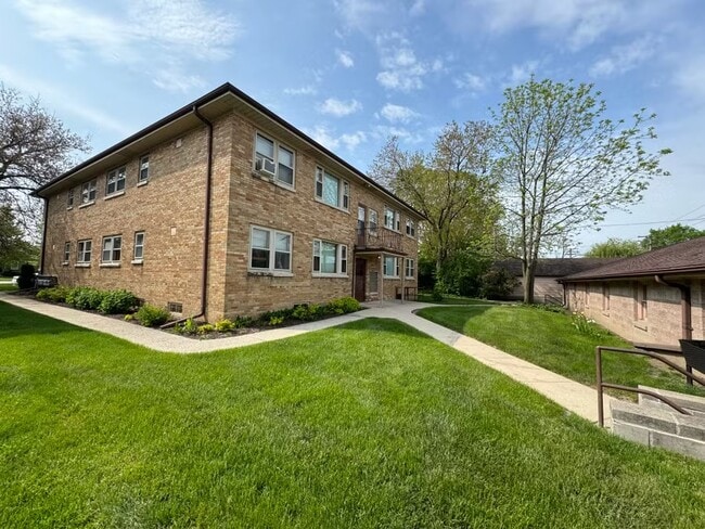 Building Photo - Forest Home 8 Unit