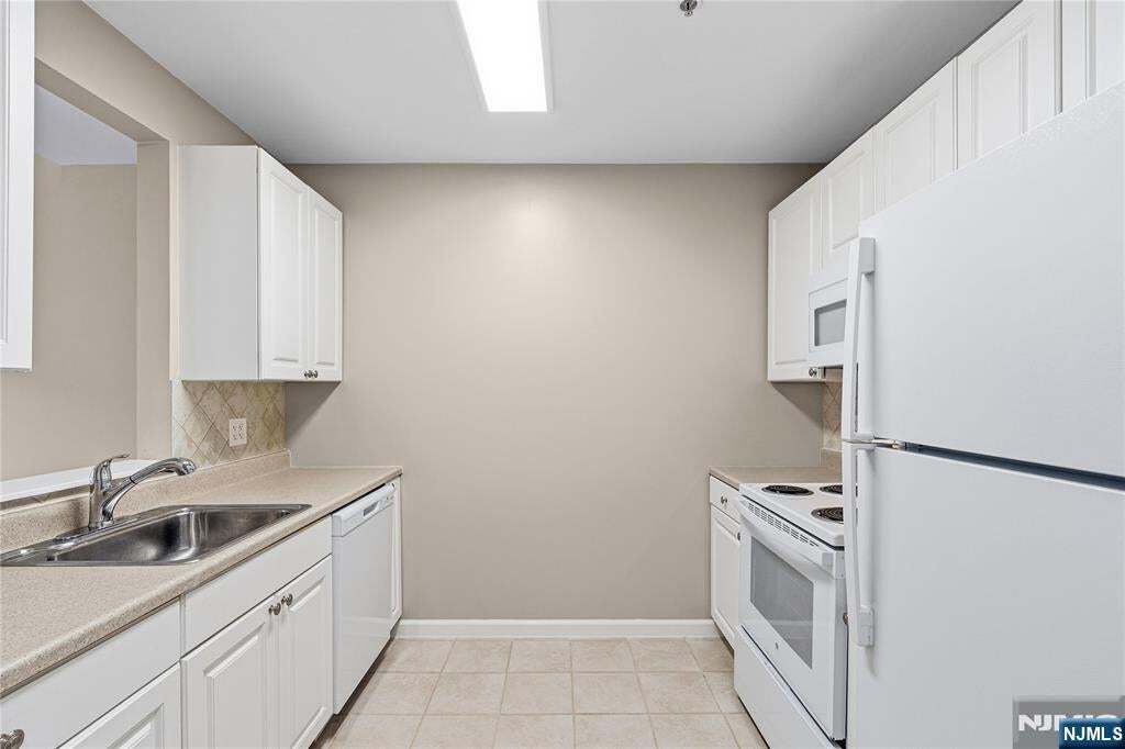 Building Photo - 905 River Rd