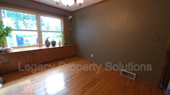 Building Photo - 926 N Mandan St