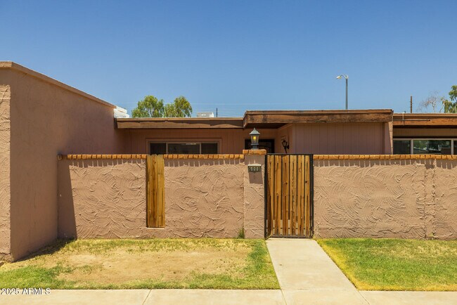 Building Photo - 6008 W Augusta Ave