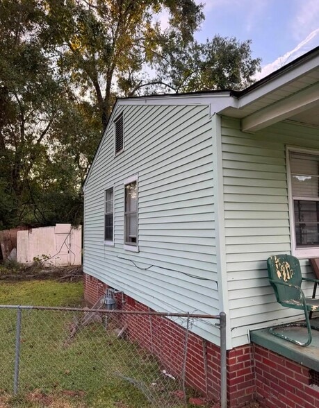 Building Photo - 3875 Slayton Ave