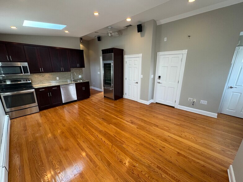 Building Photo - 22 Ellington Rd