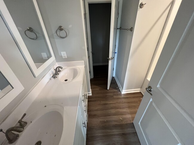 Building Photo - 2007 Briarwood Dr