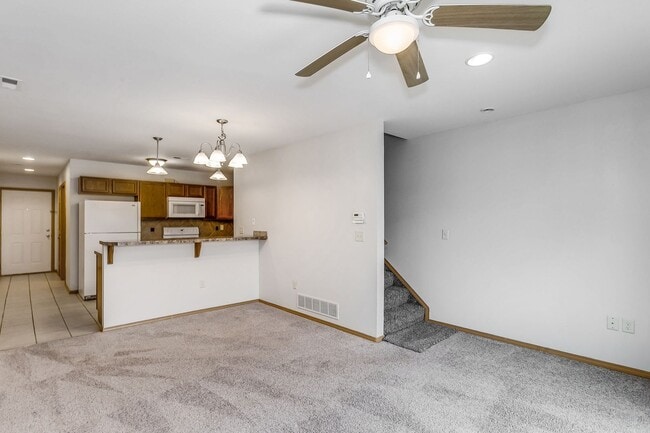 Building Photo - Spacious 3 bedroom 2.5 bath townhouse in Derby available NOW!