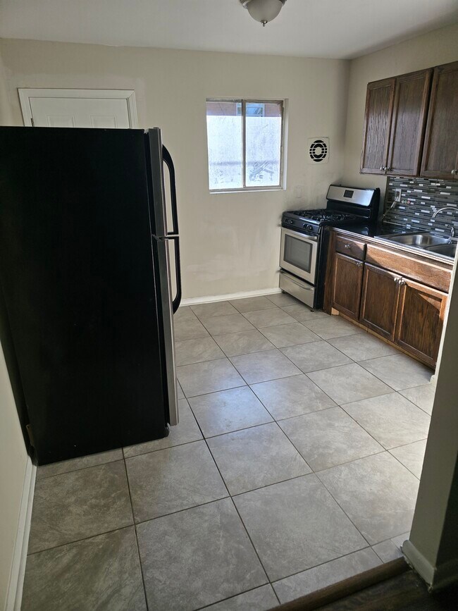 Building Photo - Sells Avenue