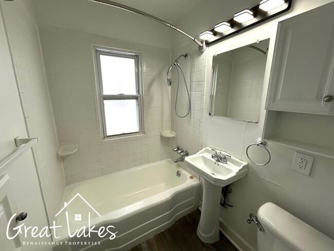 Building Photo - Charming 2 Bedroom 1 Bathroom now available for rent